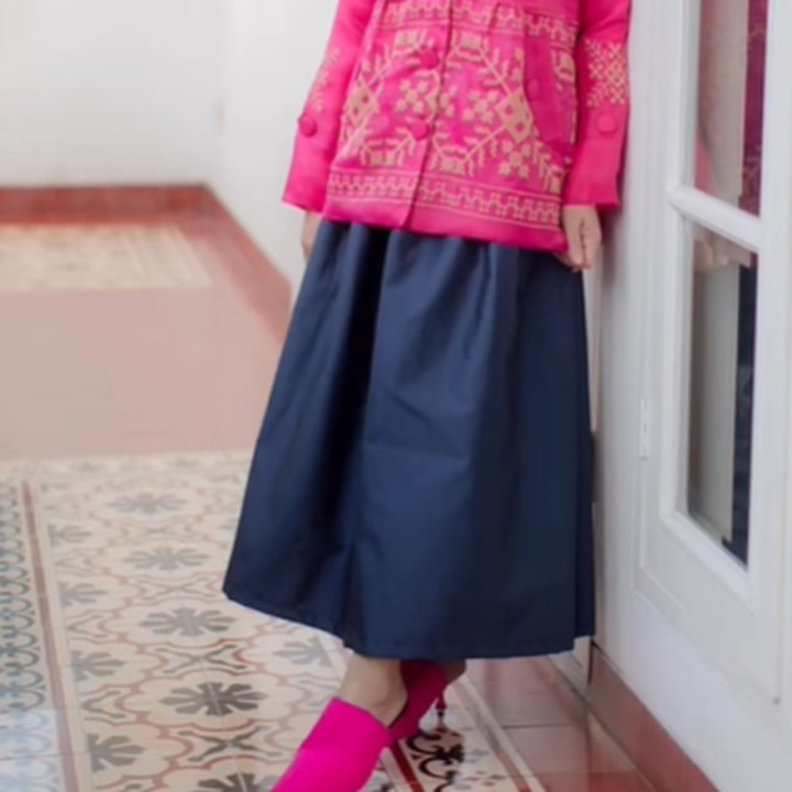 <p>Bukan Melly Goeslaw namanya jika tidak tampil <em>nyentrik</em>. Kali ini, Melly memberikan sentuhan pop color lewat warna <em>shocking pink</em> di bagian atasan dan sepatu. (Foto: Instagram @melly_goeslaw)</p>