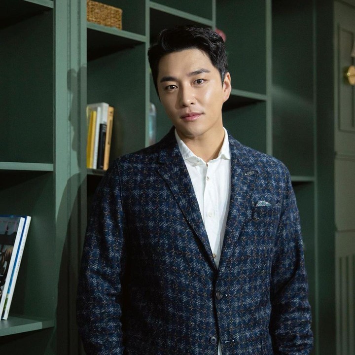 <p>Selain di televisi, Min Woo Hyuk juga dikenal sebagai aktor musikal. Kita doakan, semoga kariernya di dunia hiburan semakin cemerlang, ya. (Foto: Instagram @min_woohyuk)</p>