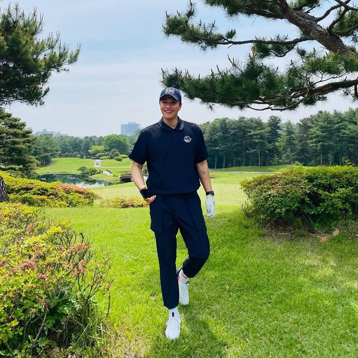 <p>Ya, Min Woo Hyuk cukup aktif menggunakan media sosial Instagram, Bunda. Di sana, ia kerap menunjukkan beragam aktivitasnya, lho. Misalnya saja saat menghabiskan waktu di lapangan golf. (Foto: Instagram @min_woohyuk)<br /><br /><br /></p>