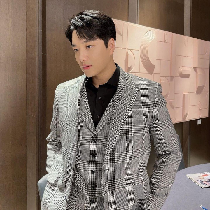 <p>Ternyata tak hanya di drama, dalam dunia nyata Min Woo Hyuk juga memiliki pesona yang memikat. Tak heran, ia kerap mendapat pujian dan ungkapan cinta dari penggemar melalui kolom komentar di media sosial. (Foto: Instagram @min_woohyuk)<br /><br /><br /></p>