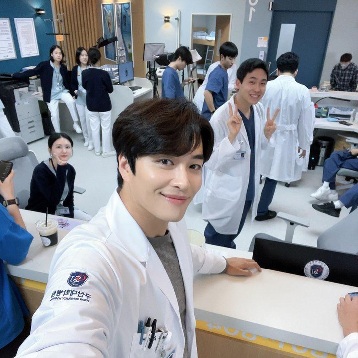 <p>Bagi Bunda yang menikmati drama Korea <em>Doctor Cha</em>, pasti ikut jatuh cinta dengan Min Woo Hyuk yang berperan sebagai Roy Kim. (Foto: Instagram @min_woohyuk)<br /><br /><br /></p>