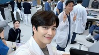 <p>Bagi Bunda yang menikmati drama Korea <em>Doctor Cha</em>, pasti ikut jatuh cinta dengan Min Woo Hyuk yang berperan sebagai Roy Kim. (Foto: Instagram @min_woohyuk)<br /><br /><br /></p>
