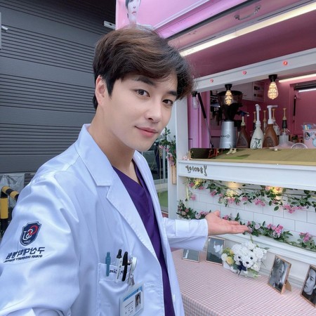 7 Potret Min Woo Hyuk dr Roy di Drakor Doctor Cha yang Aslinya