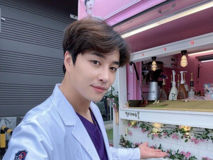 7 Potret Min Woo Hyuk, dr Roy di Drakor Doctor Cha yang Aslinya Sudah Punya 2 Anak
