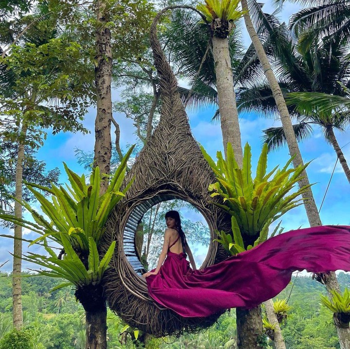 <p>Selanjutnya ada penyanyi Im Jin Ah atau yang akrab dikenal Nana. Sama seperti Hyeyeon, Nana juga mengabadikan momennya saat menikmati udara Bali. (Foto: Instagram @jin_a_nana)<br /><br /><br /></p>