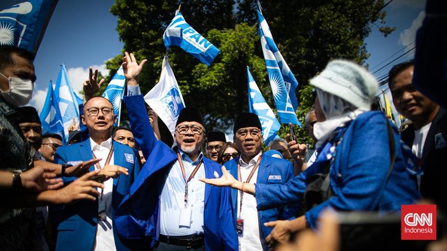 Setelah Ganjar Pranowo dicalonkan sebagai presiden oleh PDIP, kini PAN mempertimbangkan dukungan untuk Prabowo Subianto.