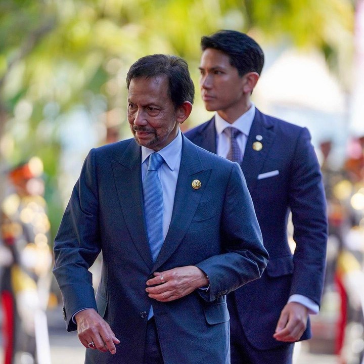 <p>Pangeran Mateen hadir bersama sang ayah, Sultan Hassanal Bolkiah saat menghadiri pertemuan negara-negara ASEAN. Keduanya terlihat gagah dengan mengenakan busana <em>tuxedo</em> warna biru. (Foto: Instagram @tmski)</p>
