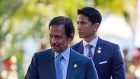 <p>Pangeran Mateen hadir bersama sang ayah, Sultan Hassanal Bolkiah saat menghadiri pertemuan negara-negara ASEAN. Keduanya terlihat gagah dengan mengenakan busana <em>tuxedo</em> warna biru. (Foto: Instagram @tmski)</p>