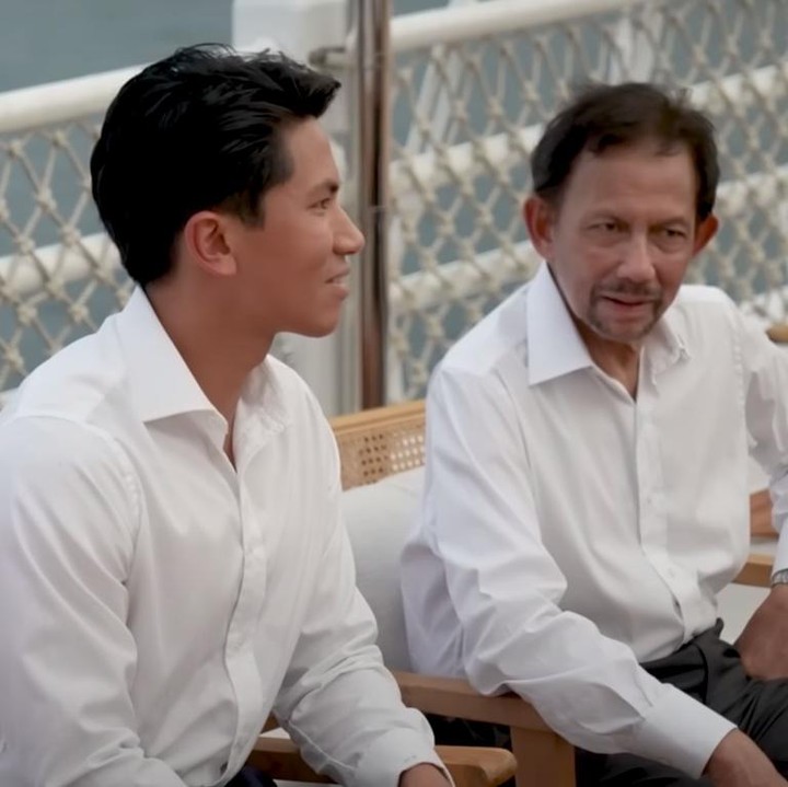 <p>Pangeran Mateen menunjukkan atusiasnya saat menaiki kapal pinisi. Pemuda 31 tahun itu mengaku, ini pertama kalinya ia mengunjungi Labuan Bajo. "Kami senang dan ini pertama kalinya kami di Labuan Bajo, jadi kami senang berada di kapal ini. Indah sebenarnya, santai, kami senang melihat sisi berbeda dari KTT ASEAN," ungkapnya, dikutip dari YouTube Sekretariat Presiden. (Foto: YouTube Sekretariat Presiden)</p>