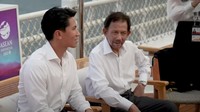 <p>Pangeran Mateen menunjukkan atusiasnya saat menaiki kapal pinisi. Pemuda 31 tahun itu mengaku, ini pertama kalinya ia mengunjungi Labuan Bajo. "Kami senang dan ini pertama kalinya kami di Labuan Bajo, jadi kami senang berada di kapal ini. Indah sebenarnya, santai, kami senang melihat sisi berbeda dari KTT ASEAN," ungkapnya, dikutip dari YouTube Sekretariat Presiden. (Foto: YouTube Sekretariat Presiden)</p>