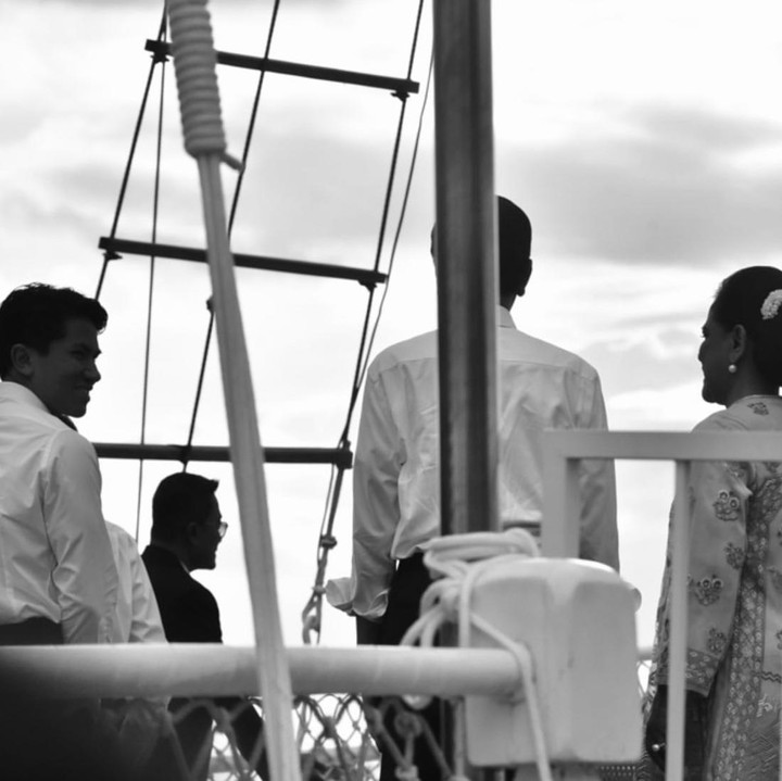 <p>Pangeran Mateen dan sang ayah juga ikut menikmati keindahan sunset bersama Presiden Jokowi dan Iriana Widodo di atas kapal pinisi. (Foto: Instagram @tmski)</p>