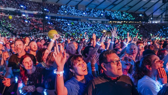 Penonton Coldplay menggunakan gelang Xylobands. (Euan Cherry/Getty Images)