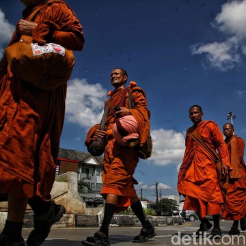 Viral di Medsos, Ternyata Ini Alasan 32 Biksu Jalan Kaki dari Thailand ke Candi Borobudur