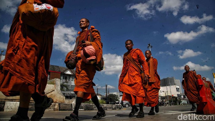 Viral di Medsos, Ternyata Ini Alasan 32 Biksu Jalan Kaki dari Thailand ke Candi Borobudur