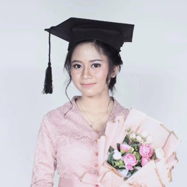 7 Potret Anak Sus Rini yang Baru Wisuda, Cantiknya Banjir Pujian