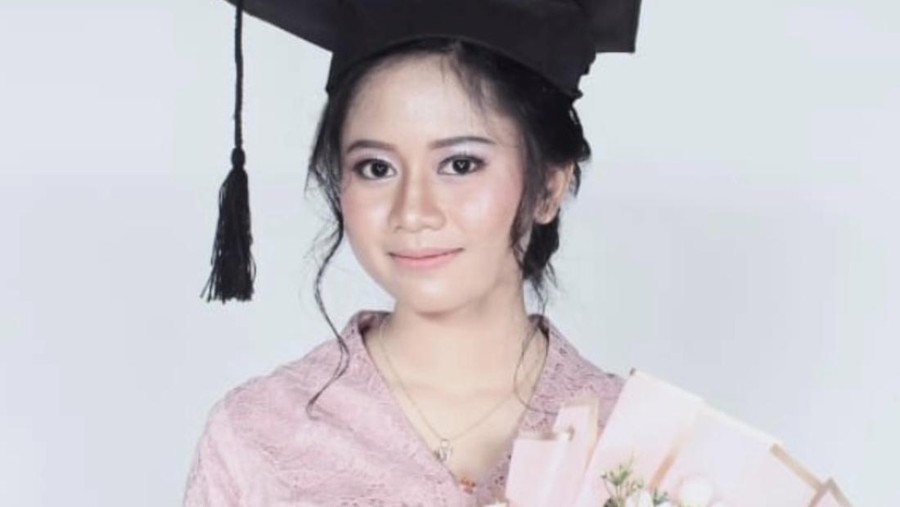 Potret anak Sus Rini saat merayakan kelulusan sekolah.