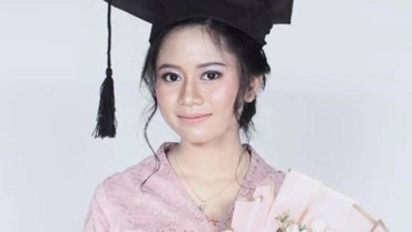 img-title 7 Potret Anak Sus Rini yang Baru Wisuda, Cantiknya Banjir Pujian