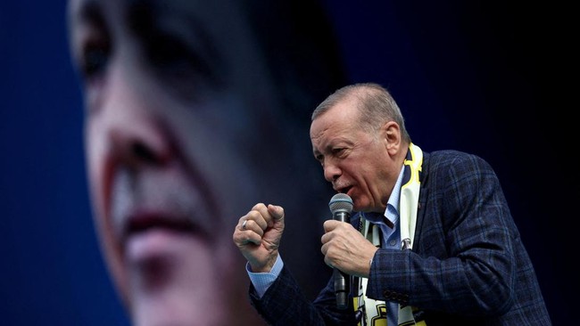 Presiden petahana Recep Tayyip Erdogan digadang-gadang bakal kembali memenangkan pemilu Turki pada putaran kedua 28 Mei mendatang gegara tiga tanda berikut ini.