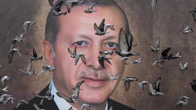 Pihak berwenang Turki menangkap dan memenjarakan seorang pemuda berusia 16 tahun lantaran menggambar kumis pada poster kampanye Recep Tayyip Erdogan.