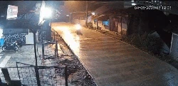 Pemotor Ngeselin Terobos Jalan Cor Basah di Bandung