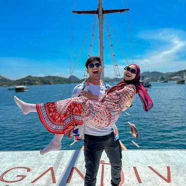 Tepis Isu Cerai, Teuku Ryan & Ria Ricis Umrah Bareng Keluarga Besar