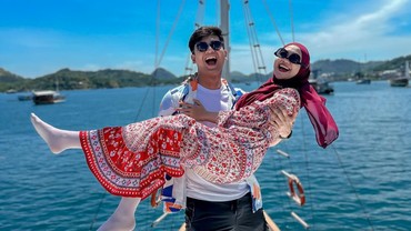 img-title Tepis Isu Cerai, Teuku Ryan & Ria Ricis Umrah Bareng Keluarga Besar