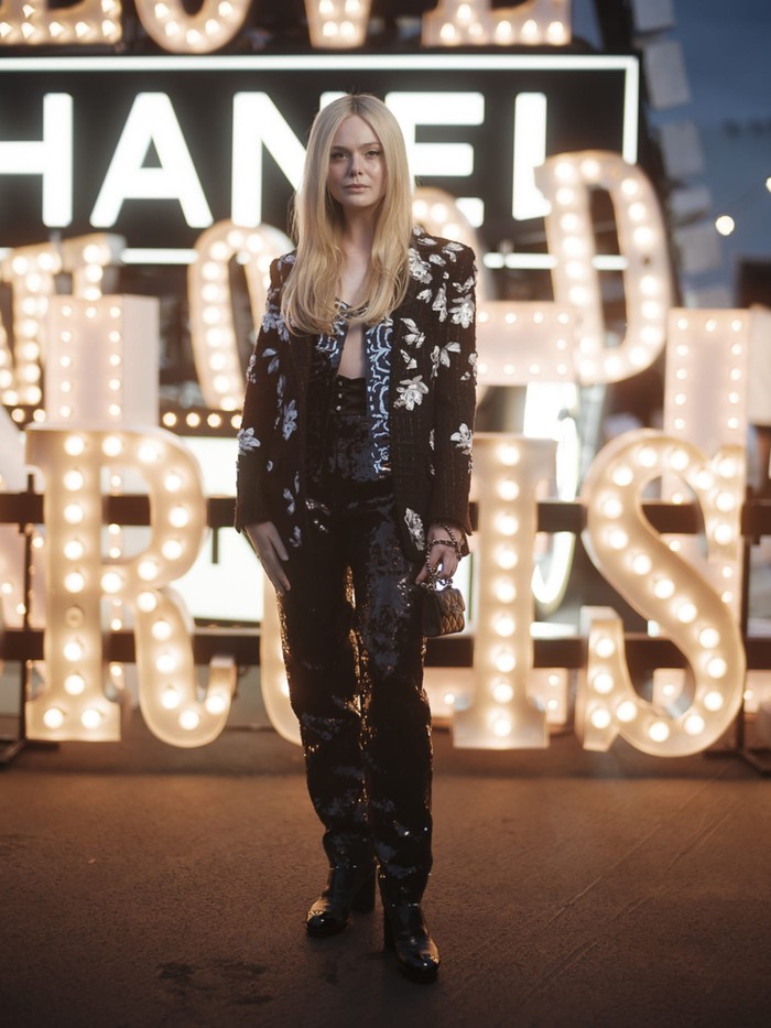 Eksplorasi gaya juga ditunjukkan Elle Fanning yang kali ini bergaya boyish dalam busana serba hitam. Foto: Courtesy of Chanel