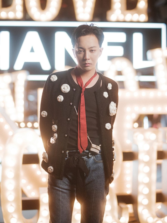 Nuansa rock 'n' roll lewat sematan ditampilkan G-Dragon yang memadukan kaus dan jaket Chanel berdetail bunga camellia. Foto: Courtesy of Chanel