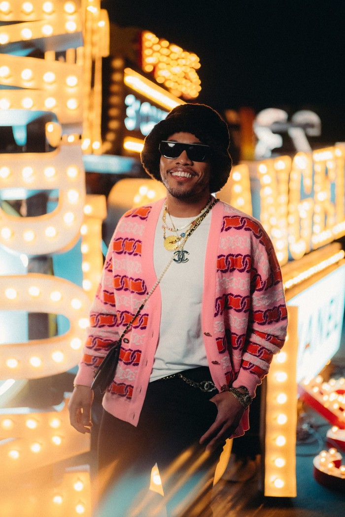 Gaya santai dengan cardigan warna blush jadi pilihan Anderson Paak. Tak ketinggalan aksesori seperti topi, sunglasses, dan kalung turut ia kenakan sebgaai statement.Foto: Courtesy of Chanel