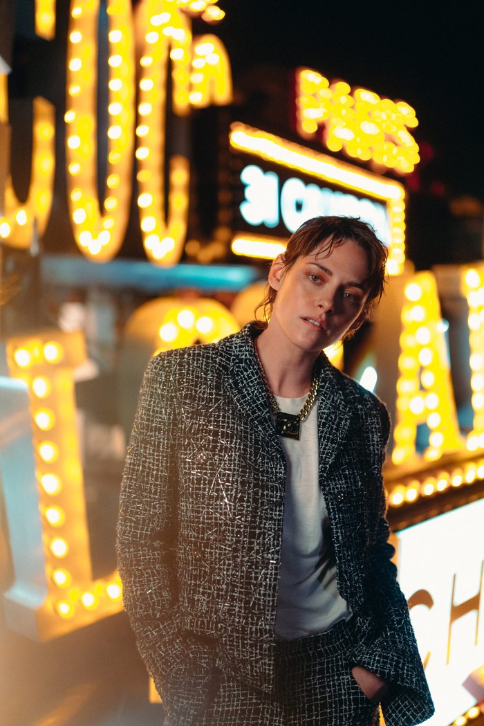 Kristen Stewart membuktikan bahwa jaket tweed Chanel adalah busana yang versatile. Cocok dipadukan dengan apapun termasuk kaus putih untuk gaya kasual yang stylish.Foto: Courtesy of Chanel