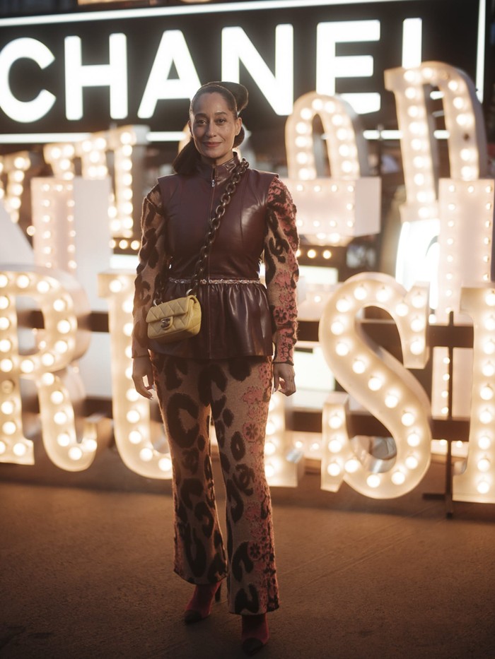 Tracee Ellis Ross berani tampil beda dalam trik layering yang bold lewat knitset bermotif dan atasan berbahan leather. Foto: Courtesy of Chanel