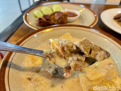 Soto Betawi Pinangsia : Gurihnya Soto Betawi Kuah Susu Santan Legendaris