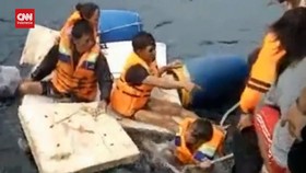 VIDEO: Penyelamatan Dramatis 5 ABK Usai Kapal Tenggelam di Banyuwangi