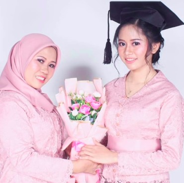 Wajah Cantik Anak Sus Rini Dipuji Saat Hadiri Wisuda di Kampung
