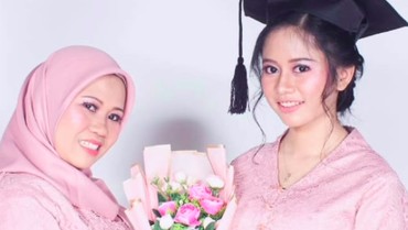 img-title Wajah Cantik Anak Sus Rini Dipuji Saat Hadiri Wisuda di Kampung