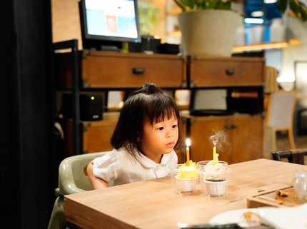 10 Kegiatan Cegah Speech Delay pada Anak, Tiup Lilin Salah Satunya