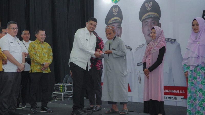 Wali Kota Medan, Bobby Nasution, secara langsung menyerahkan Dana Jasa Pelayanan (DJP)