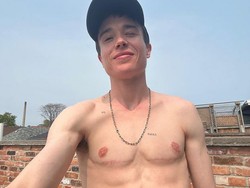 Transgender Elliot Page Tunjukkan Bekas Luka Setelah Operasi Angkat Payudara
