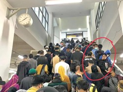 Viral Foto Pria Dibekap di Tangga Stasiun Manggarai, Polisi Ungkap Faktanya