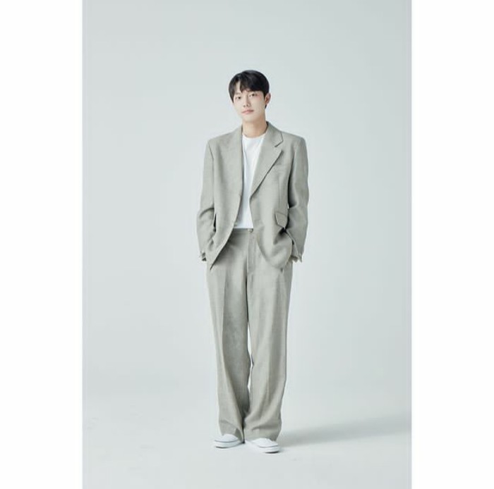 Ia berada di bawah management artis, SM Entertainment. Joon Young juga dikabarkan pernah menjadi trainee idol dari agensi dengan ciri khas merah muda tersebut/Foto: instagram.com/sm_actist