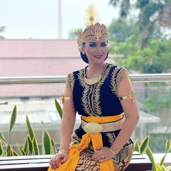 <p>Menurut wanita 55 tahun ini, menari adalah cara terbaiknya untuk mengekspresikan diri. Pasalnya, ketika mulai menari, Ira merasa lega dan bahagia, Bunda. (Foto: Instagram@irawbw)</p>