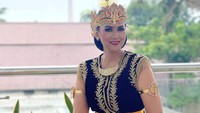 <p>Menurut wanita 55 tahun ini, menari adalah cara terbaiknya untuk mengekspresikan diri. Pasalnya, ketika mulai menari, Ira merasa lega dan bahagia, Bunda. (Foto: Instagram@irawbw)</p>