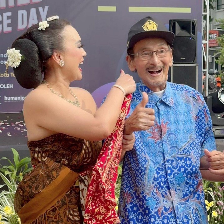 <p>Selain itu, ia pun mulai belajar tari Jawa mengikuti jejak sang Ayah yang juga seorang penari Jawa. "Salah satu hal yang bikin aku makin semangat belajar tari Jawa, adalah karena itu membuat Papaku betul2 senaaaang luar biasa. Kemarin ketika aku manggung di World Dance Day pun, di usianya yg sdh hampir 94 thn, Papa bela2in datang utk nonton secara langsung di Pelataran Museum Fatahillah…sdh lama aku gak liat papa ketawa sebahagia ini," tulis Ira. (Foto: Instagram@irawbw)</p>