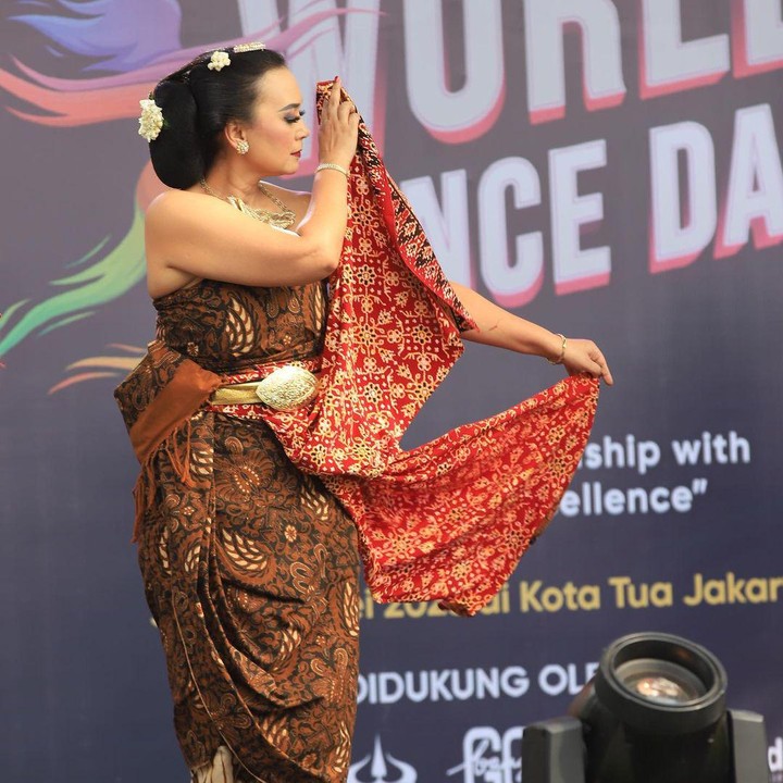 <p>Tak hanya itu, Ira pun mengatakan bahwa menari bisa membuat hatinya terasa senang. "Hatiku terasa 'penuh' tatkala menari," pungkas Ira. (Foto: Instagram@irawbw)</p>
