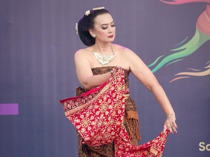 5 Potret Ira Wibowo Semangat Belajar Tari Jawa di Usia 55 Tahun, Alasannya Bikin Haru