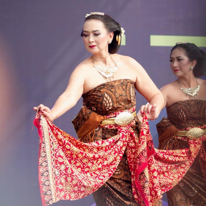 <p>Melalui Instagram-nya, Ira membagikan beberapa potret ketika dirinya menari di atas panggung belum lama ini. Ia pun menceritakan bahwa awal kariernya di dunia hiburan itu diawali dengan tari. Ketika pandemi, Ira menghabiskan waktu di rumah dengan menari <em>Line Dance</em>. (Foto: Instagram@irawbw)</p>