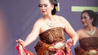 <p>Melalui Instagram-nya, Ira membagikan beberapa potret ketika dirinya menari di atas panggung belum lama ini. Ia pun menceritakan bahwa awal kariernya di dunia hiburan itu diawali dengan tari. Ketika pandemi, Ira menghabiskan waktu di rumah dengan menari <em>Line Dance</em>. (Foto: Instagram@irawbw)</p>