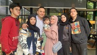 <p>Menikah pada 2013, kini Lyra Virna dan Fadlan Muhammad hidup bahagia bersana enam orang anaknya, yakni empat anak laki-laki dan dua orang anak perempuan, Bunda. Kehidupan keluarga pasangan artis ini tampaknya selalu menjadi sorotan publik karena dinilai memiliki paras mereka yang tampan dan cantik. (Foto: Instagram @fadlanmuhammad)</p>