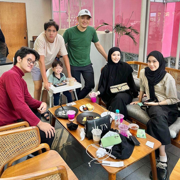 <p>Setelah 10 tahun menikah, rumah tangga Lyra dan Fadlan jauh dari gosip, Bunda. Tak hanya itu, keluarga mereka pun dikenal sebagai salah satu keluarga selebriti yang harmonis. (Foto: Instagram@fadlanmuhammad)</p>