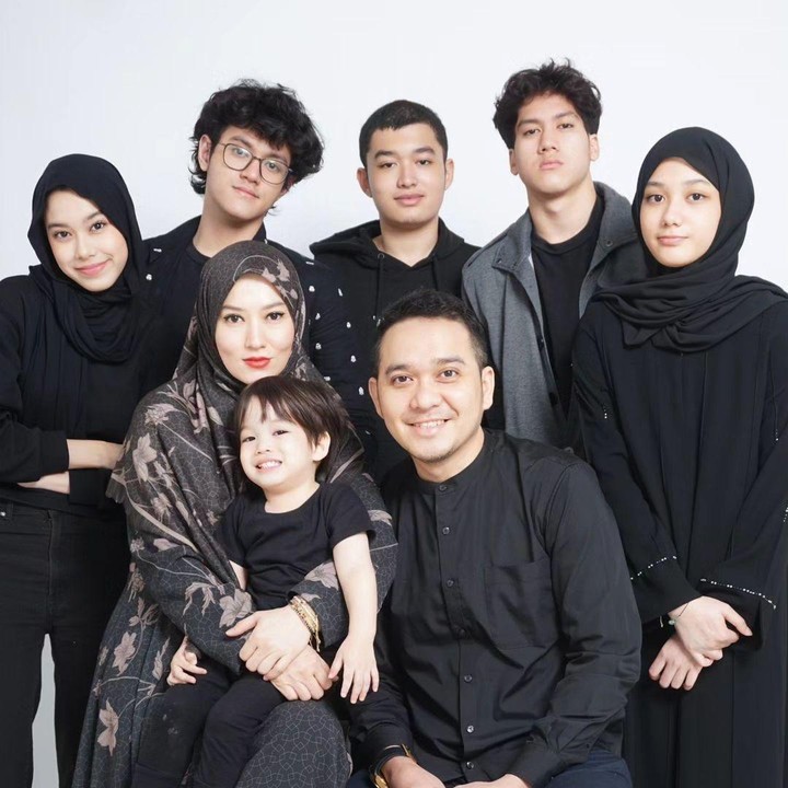 <p>Beberapa waktu lalu, Fadlan mengunggah foto keluarga yang kompak mengenakan pakaian berwarna hitam. <em>"InsyaaAllah</em> Banyak Rezekinya....<em>Aamiin Allahumma Aamiin</em>," tulis Fadlan, dikutip dari laman Instagram @fadlanmuhammad<em>.</em> (Foto: Instagram@fadlanmuhammad)</p>